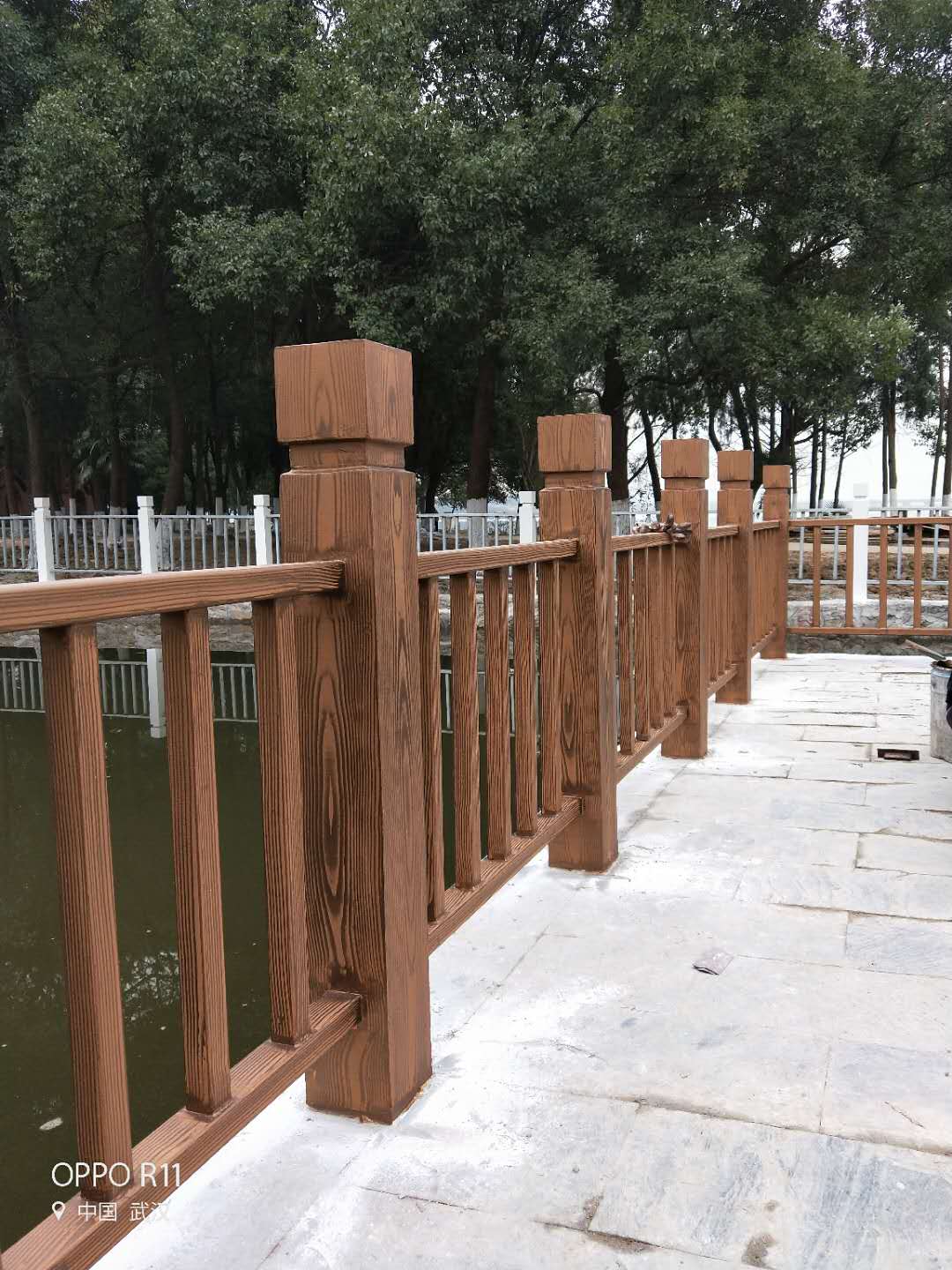 海北河道护栏木纹漆施工项目